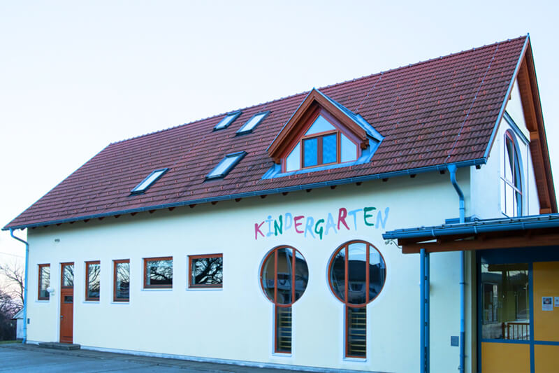 Kindergarten Greinbach Frontansicht Gebäude
